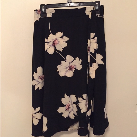 Le Lis Wrap Skirt *NEVER WORN* - Picture 1 of 5
